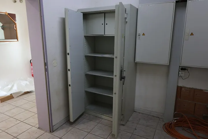 1 x Tresor Schrank Maße: 95 x 55 x 195 cm